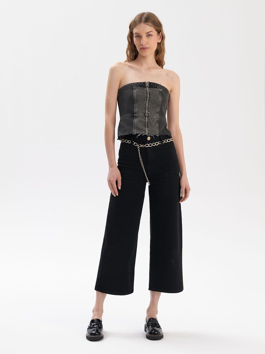 Czarny mokasyn z ozdob na cholewce