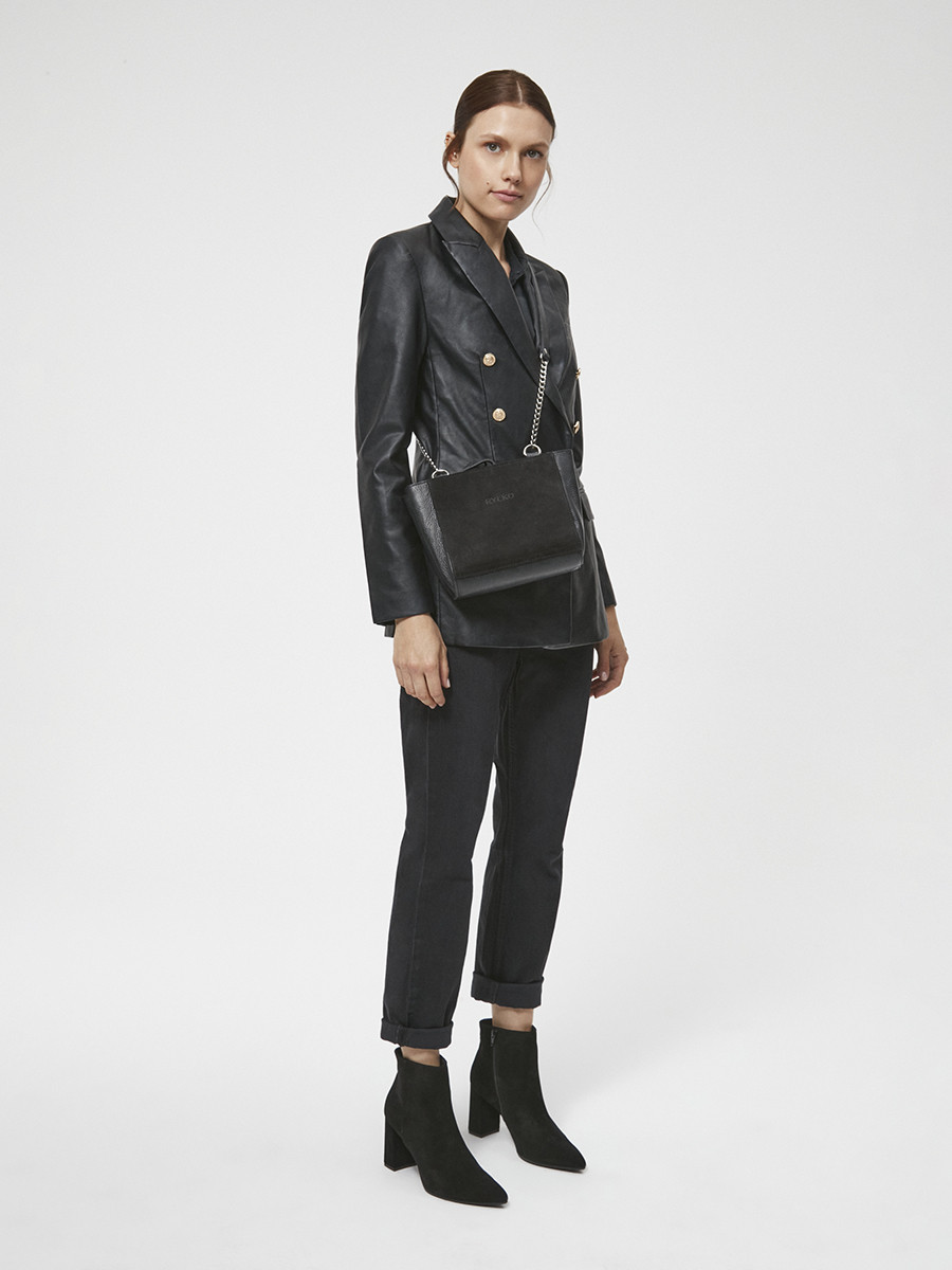 Czarna torebka na srebrnym ańcuszku