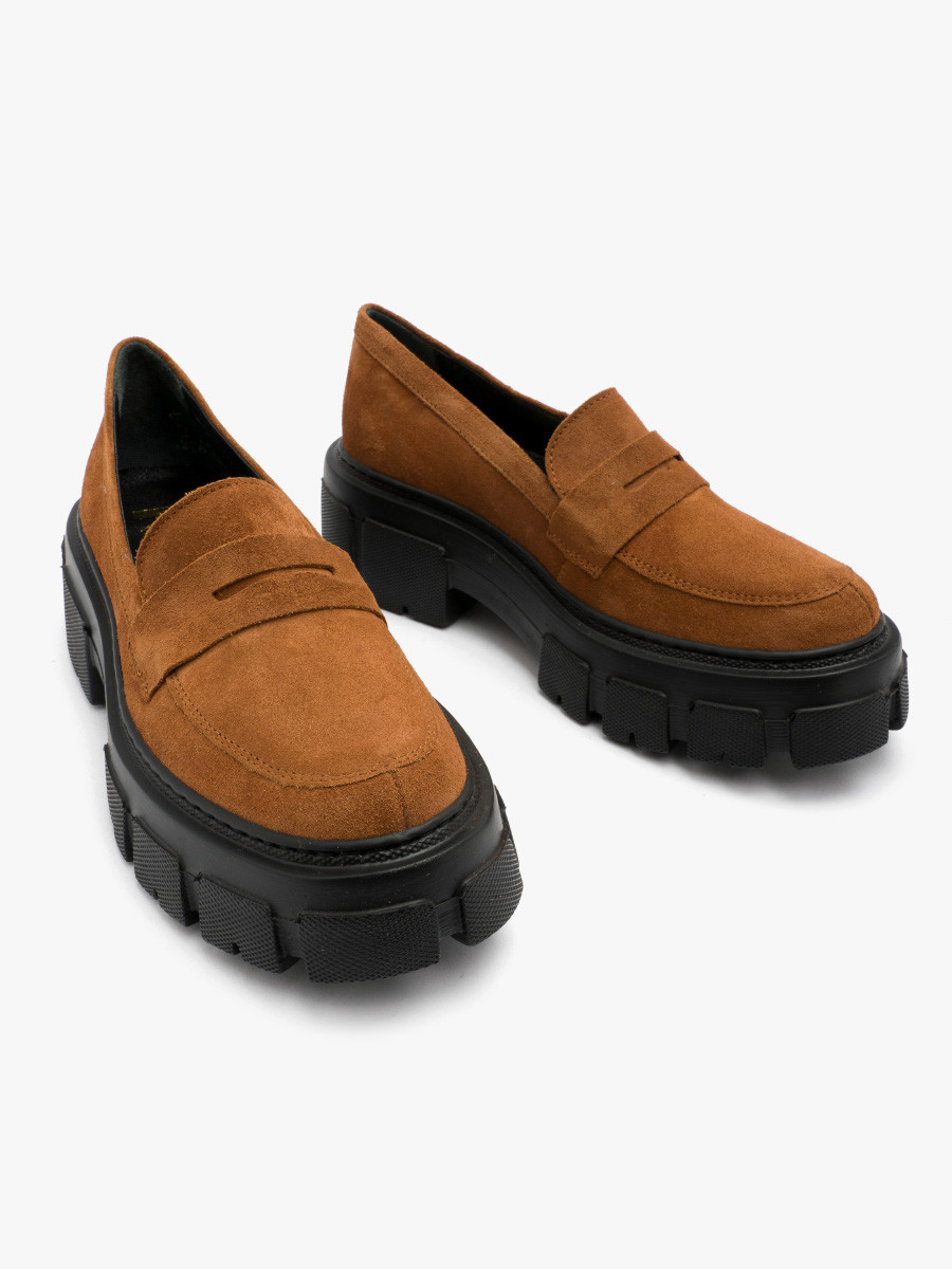 Rude mokasyny na czarnej podeszwie