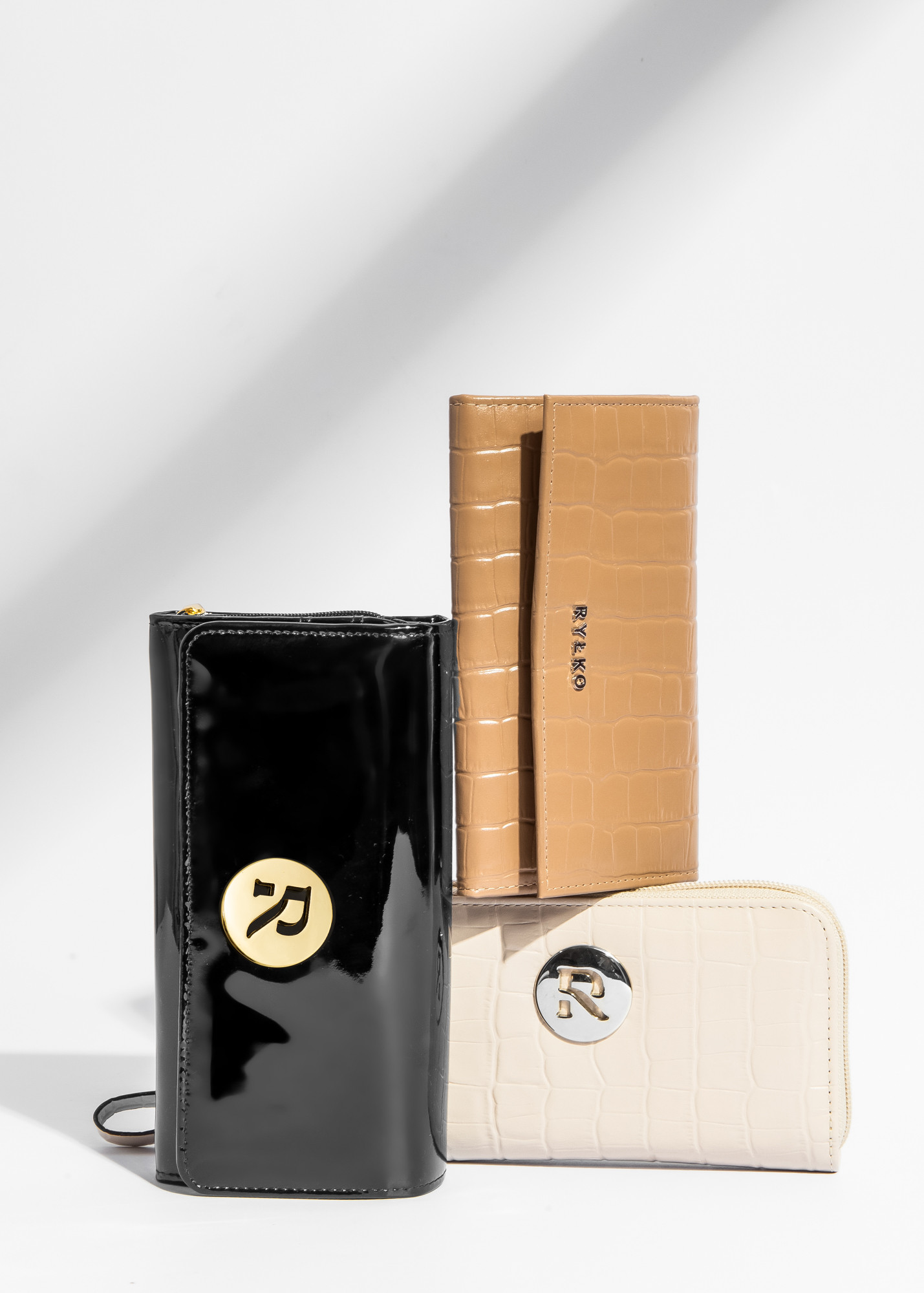 Beowy portfel damski z ozdobn faktur