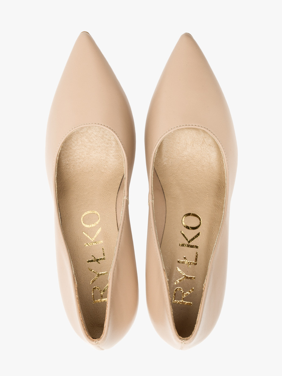 Beowe czóenko na lakierowanej szpilce