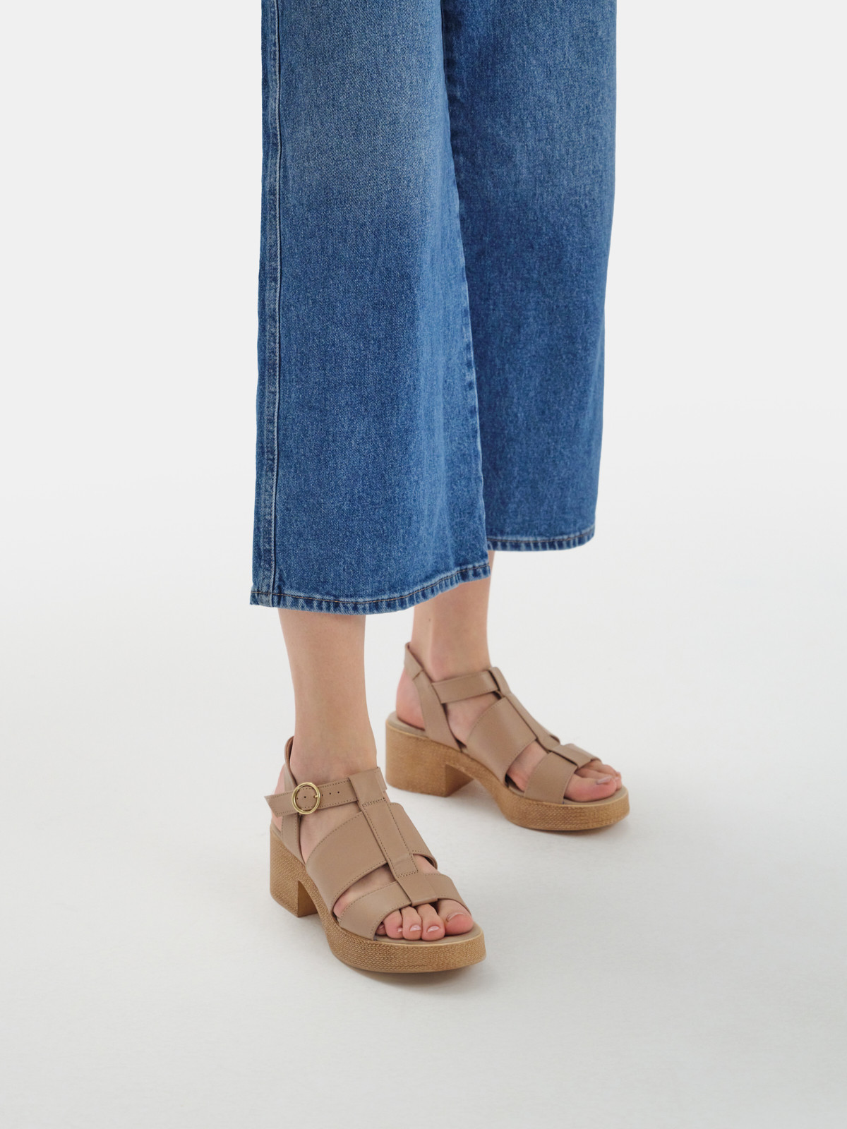 Beowe sanday na masywnej platformie