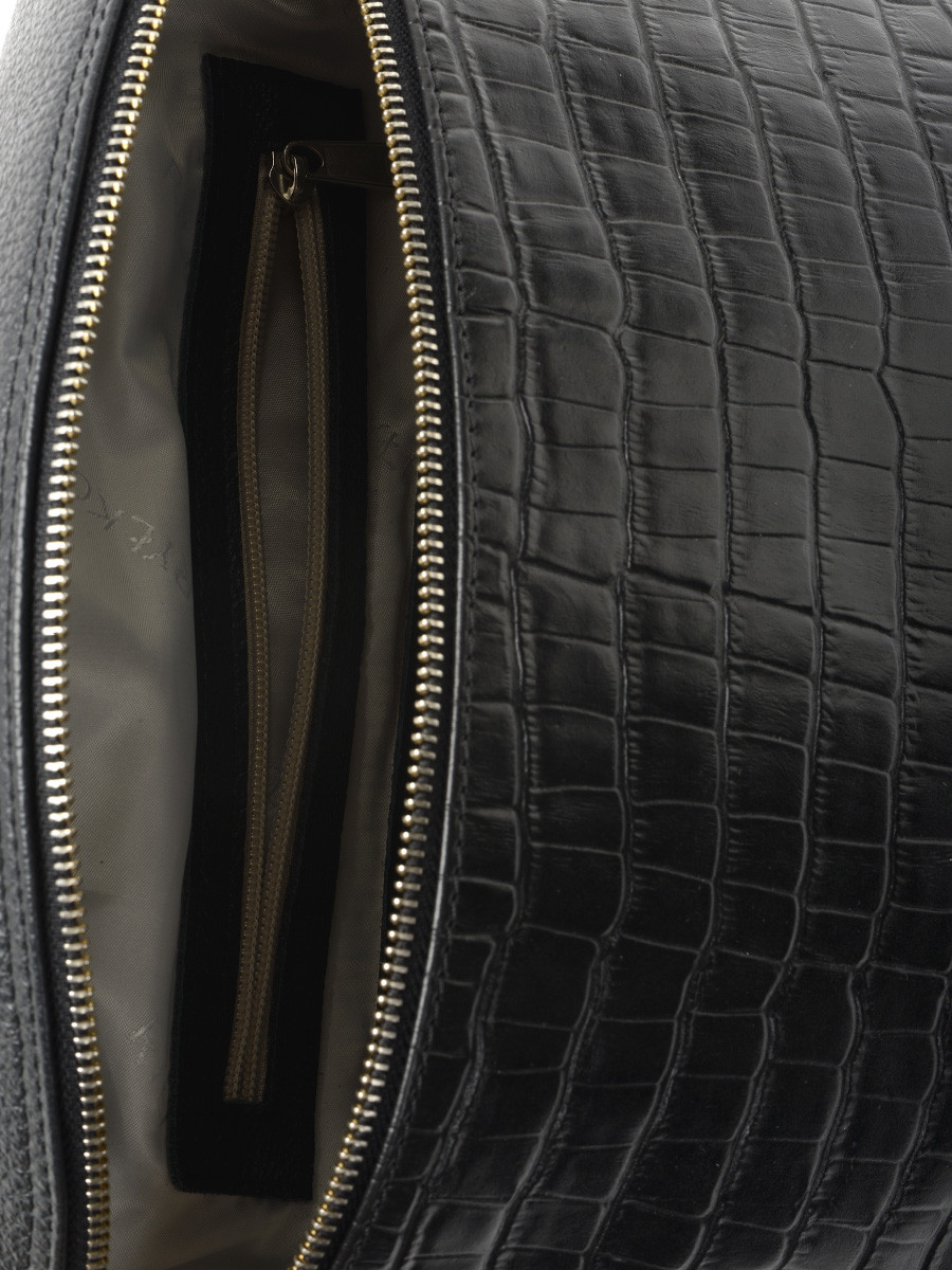 Czarna torebka typu nerka