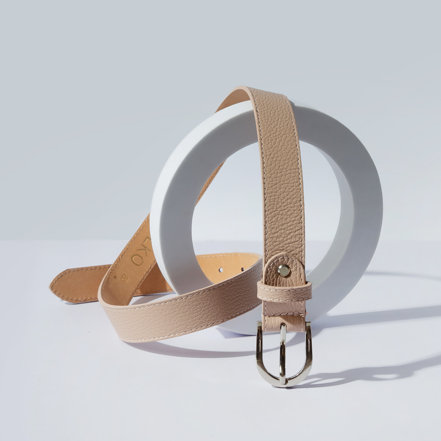 Pudrowo róowy pasek damski ze srebrn klamr