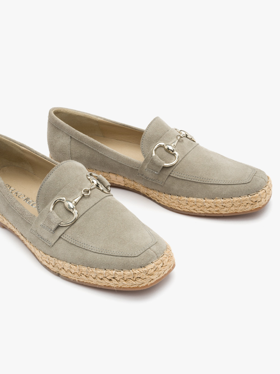 Jasnoszare mokasyny ze srebrn ozdob