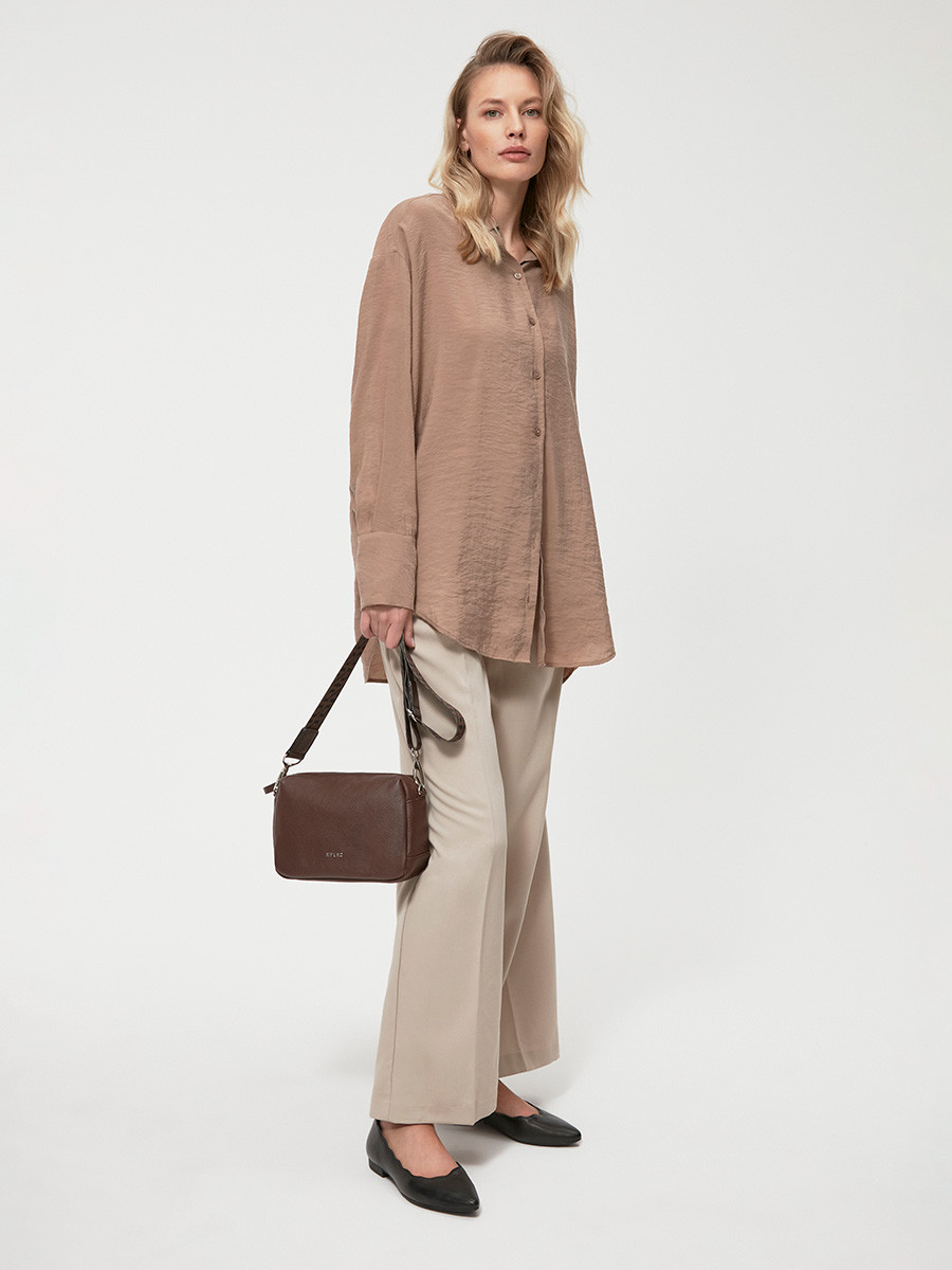 Brzowa torebka na tamie z logotypem