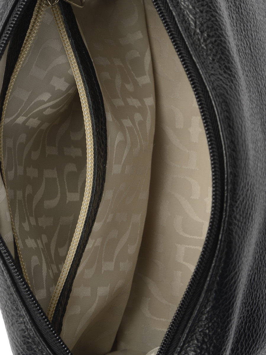 Czarna torebka na tamie z logotypem