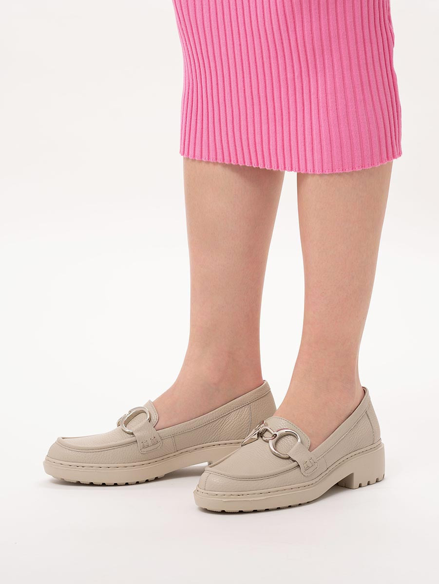 Kremowe mokasyny ze srebrn ozdob