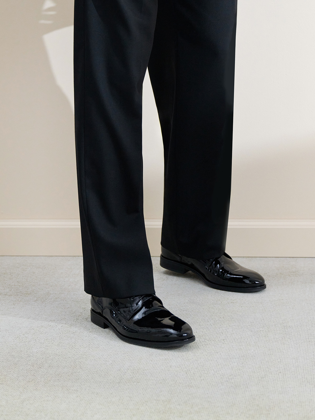 Czarny lakierowany póbut mski