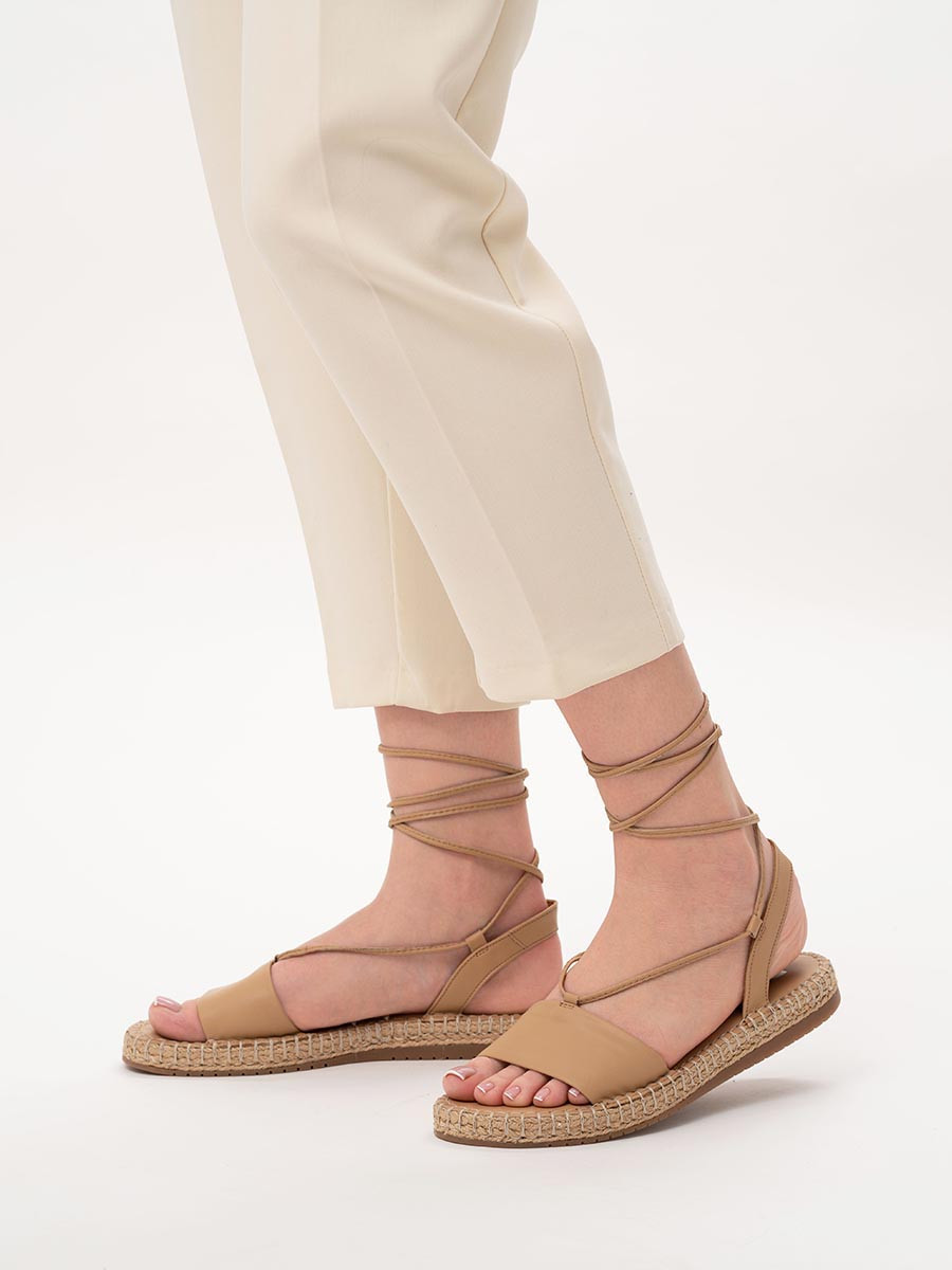 Beowe sanday z paseczkami wokó kostki