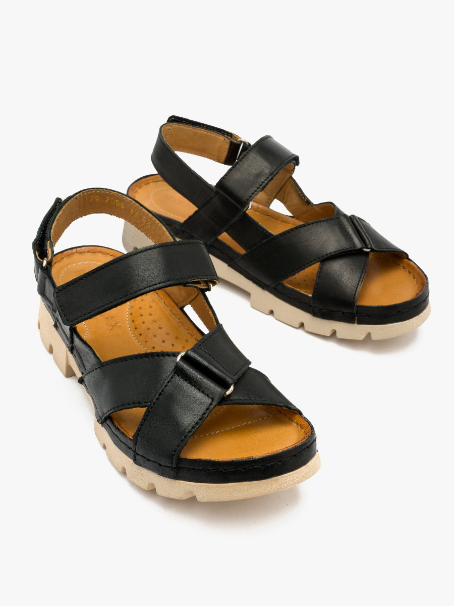 Czarne sanday na beowym spodzie