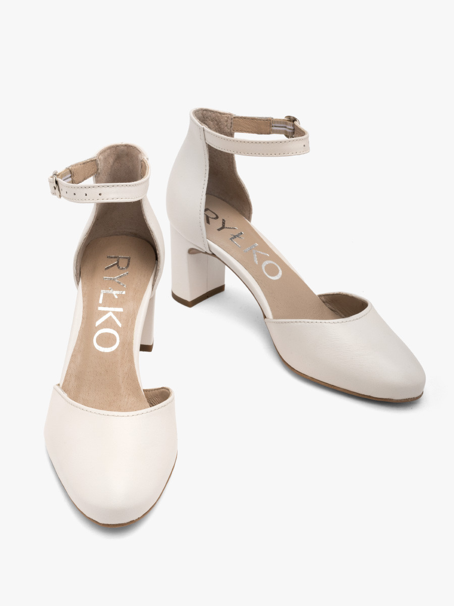 Kremowe czóenko z paskiem wokó kostki