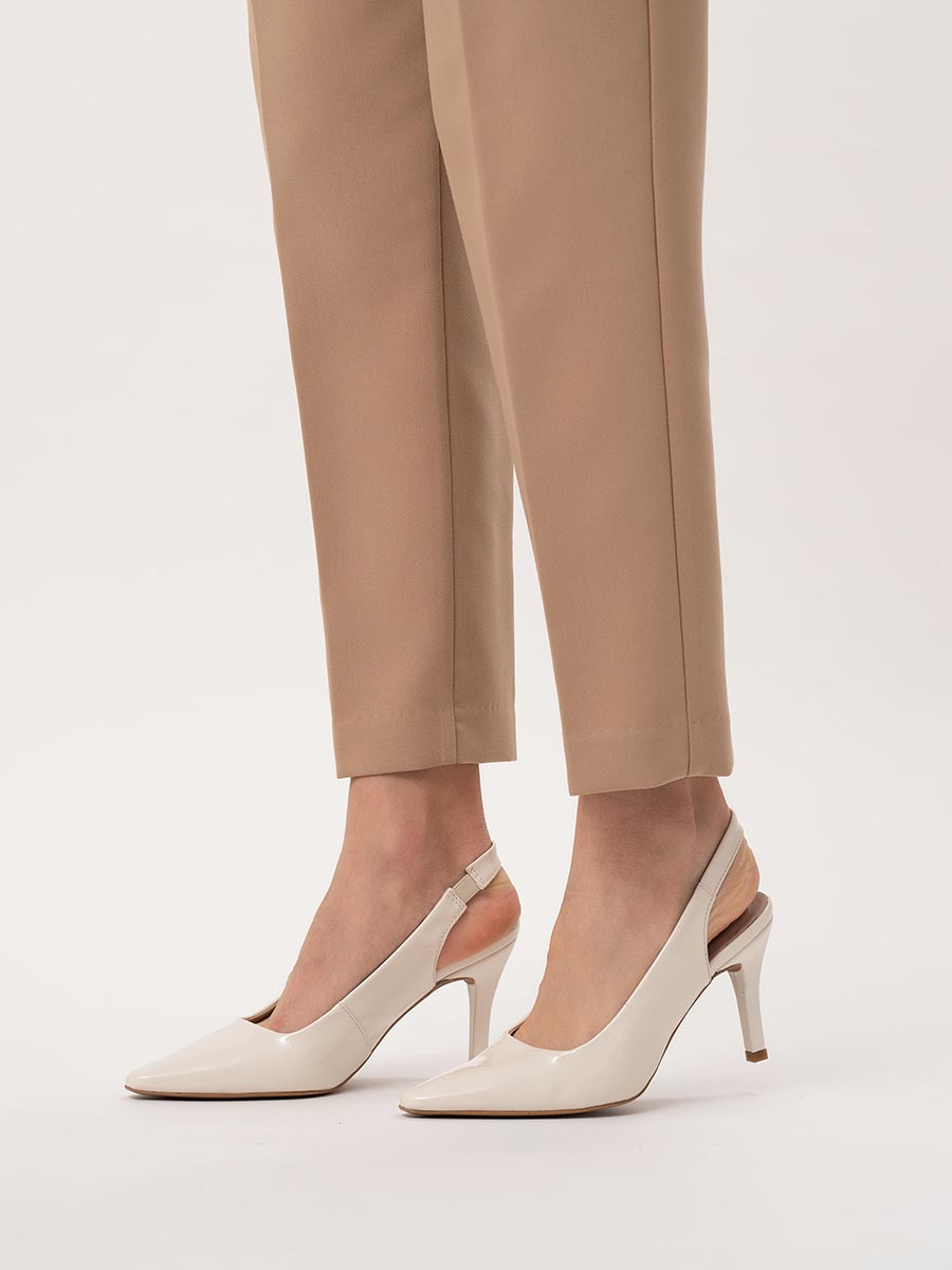 Lakierowane kremowe czóenka z odkryt pit