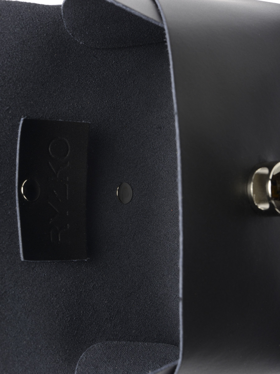 Czarna torebka na ańcuszku