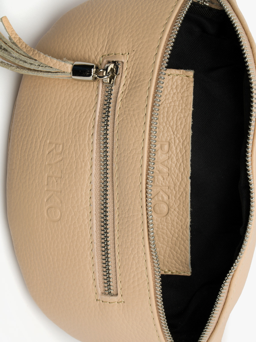 Beowa torebka typu nerka z frdzlami