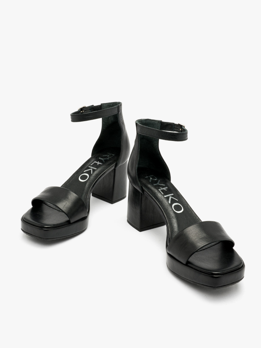 Czarne sanday na masywnym obcasie i balu