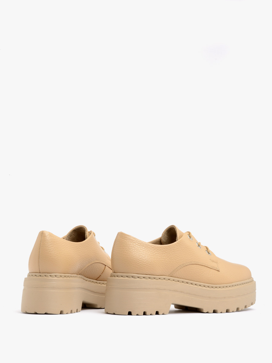 Beowe póbuty na grubej podeszwie