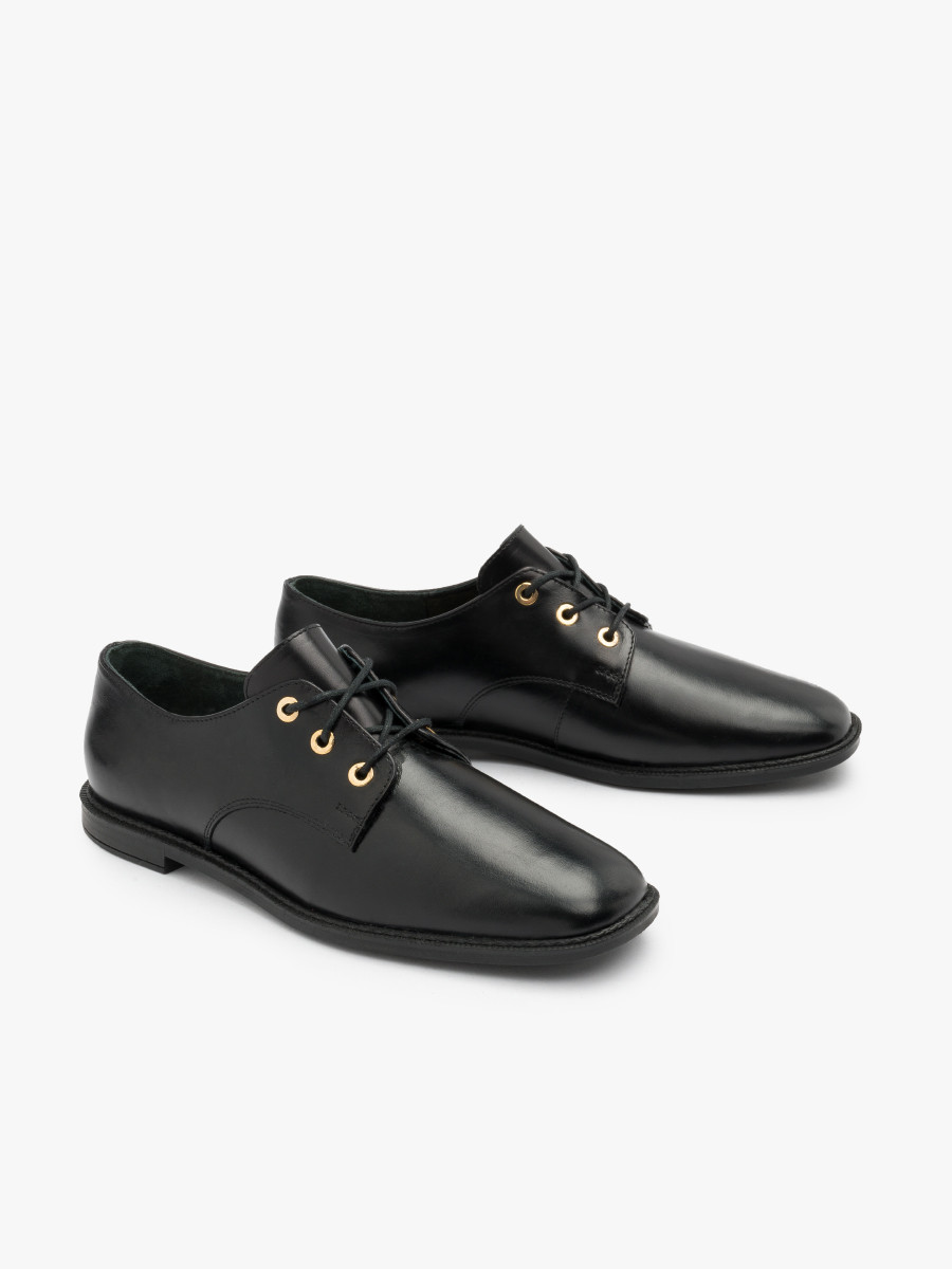 Czarne wizane póbuty