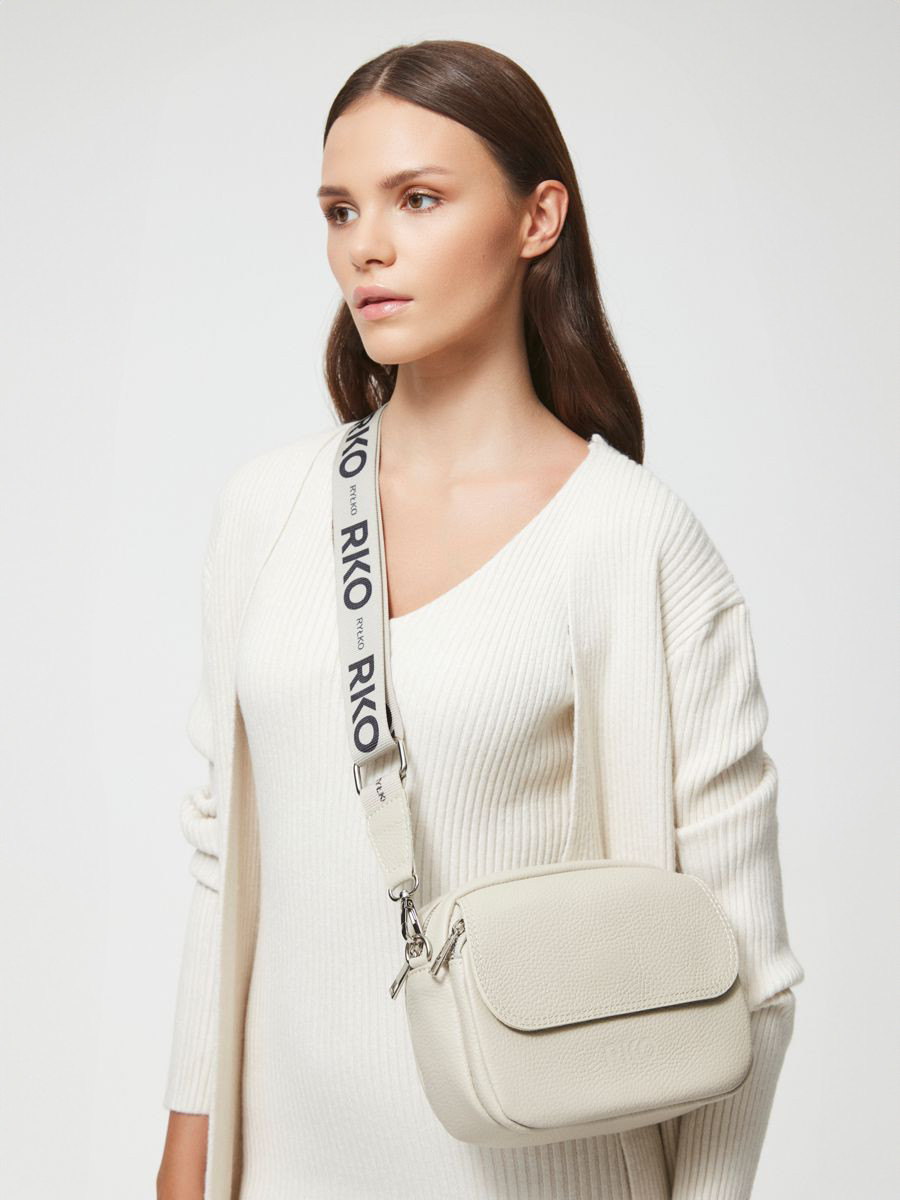 Beowa torebka z logotypem na pasku