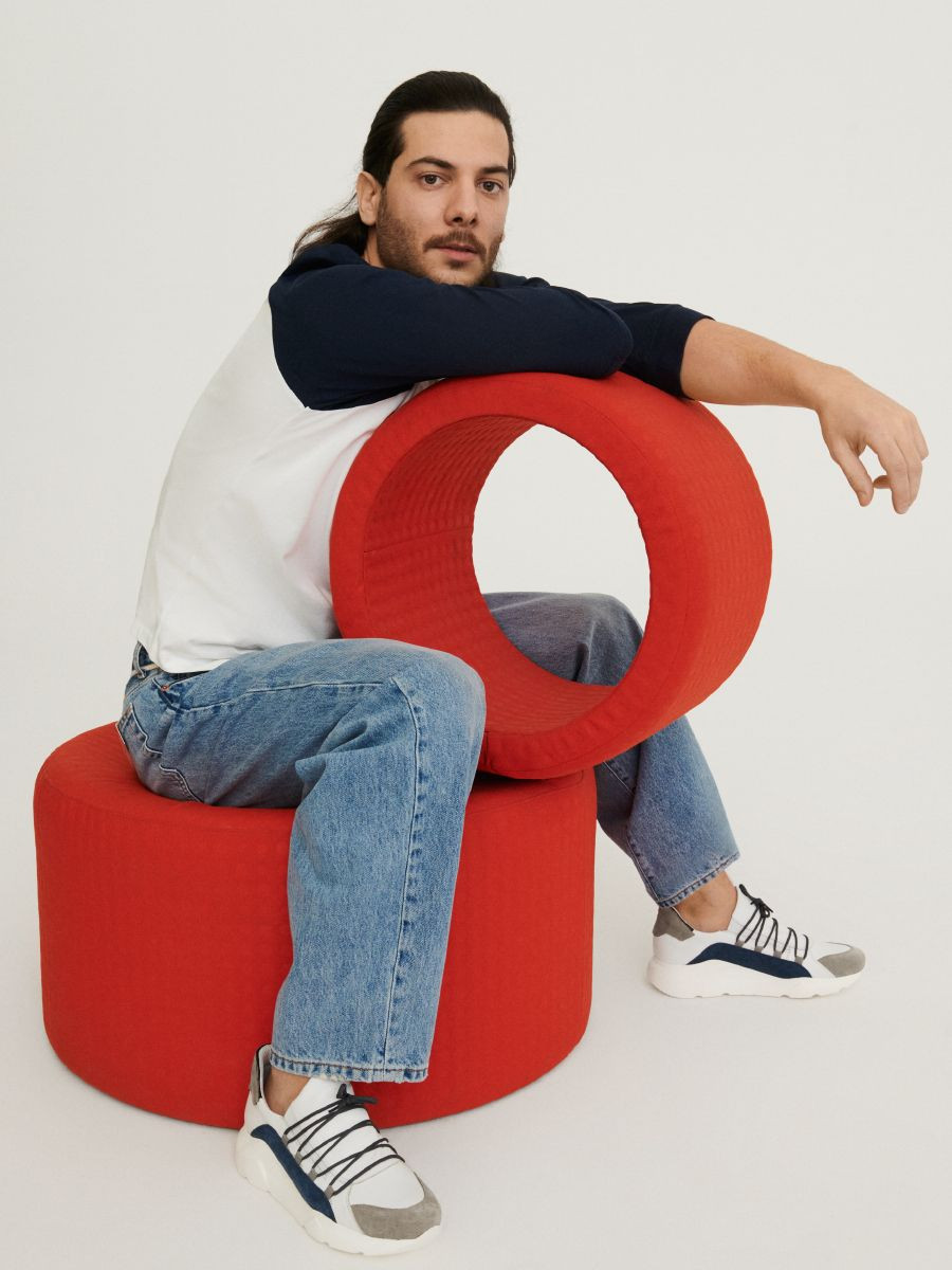 Biae póbuty sportowe z ozdobn cholewk