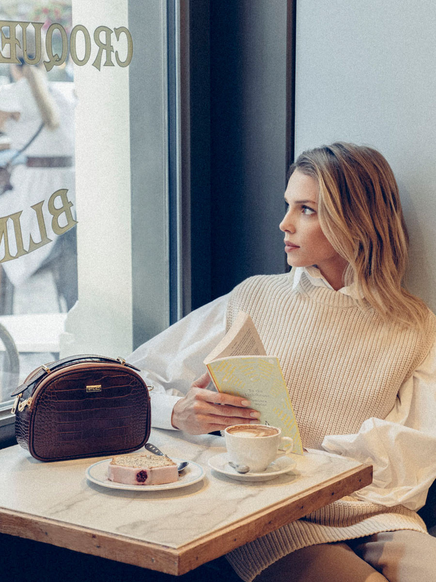 Czarna torebka z ozdobnymi elementami