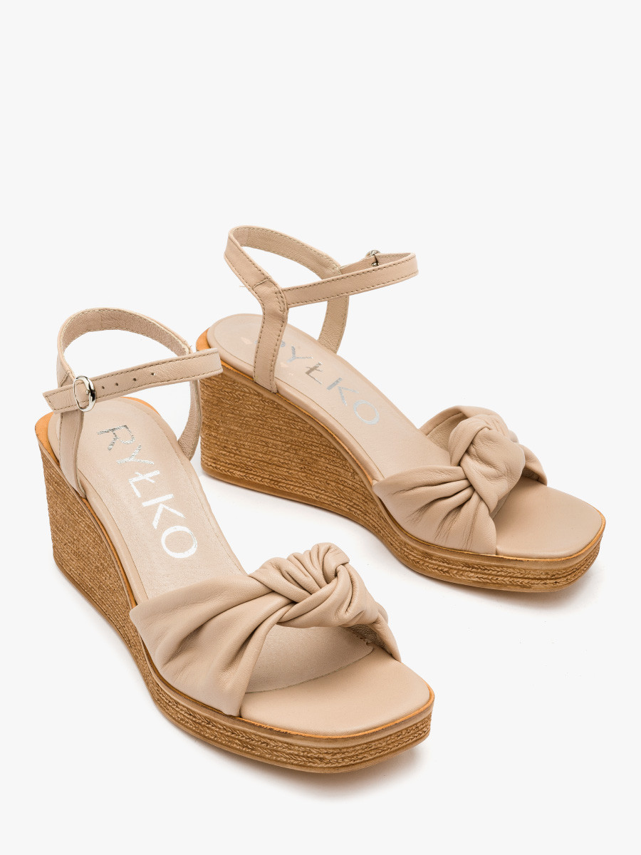 Beowe sanday na koturnie z ozdobn cholewk