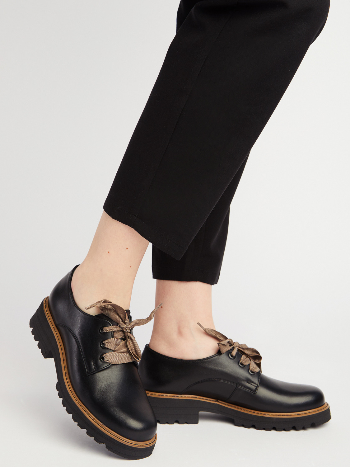 Czarne póbuty z ozdobnymi sznurówkami