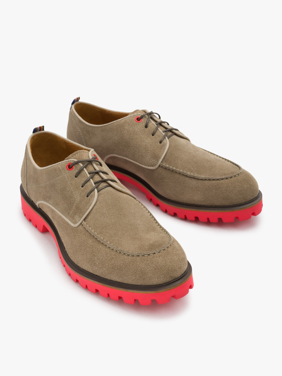 Szare póbuty na czerwonym spodzie