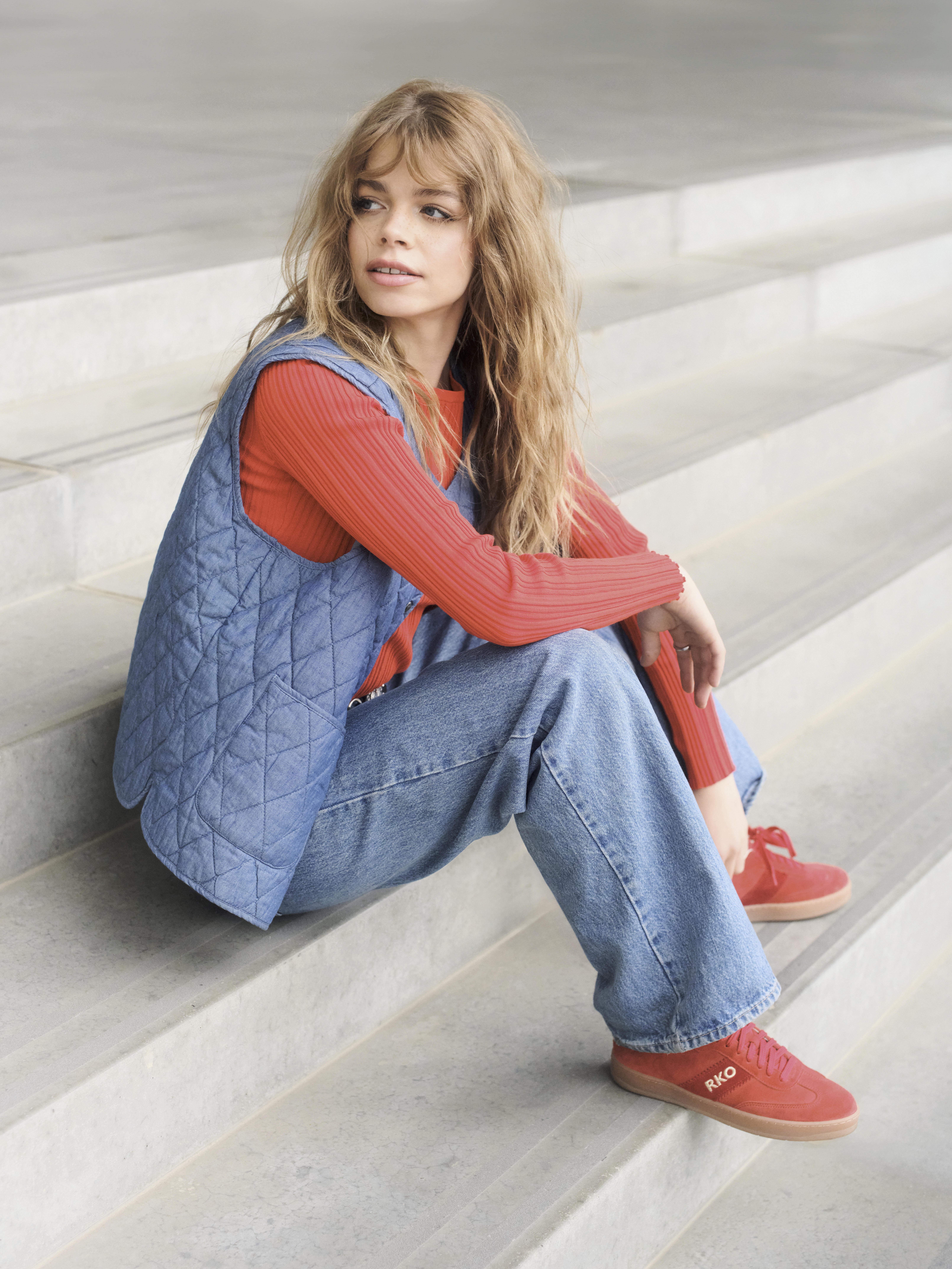 Czerwone, sportowe póbuty na beowym spodzie