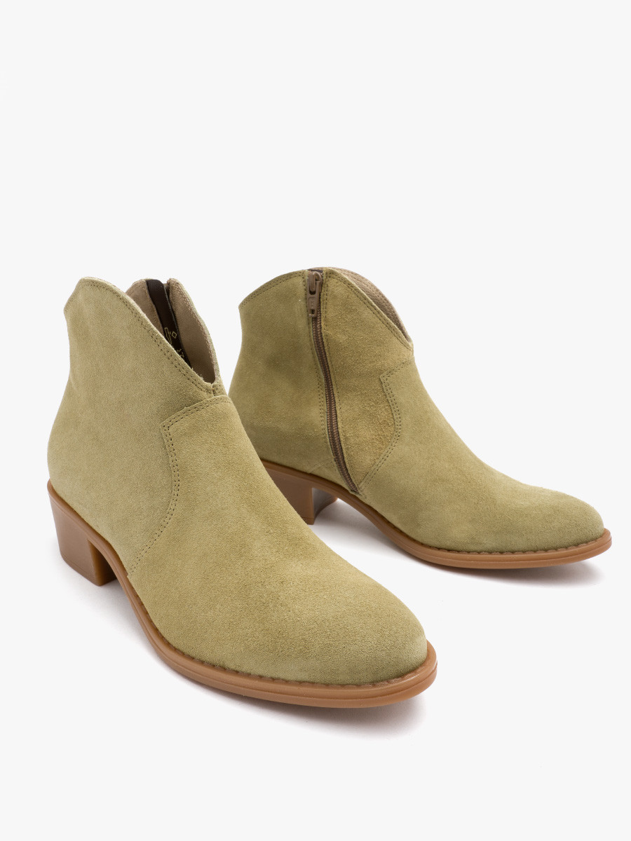 Oliwkowe, welurowe kowbojki