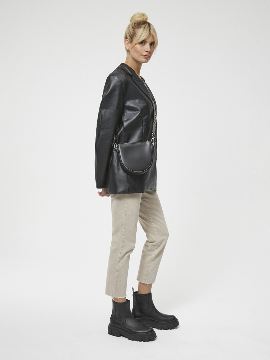 Czarna torebka na tamie z logotypem