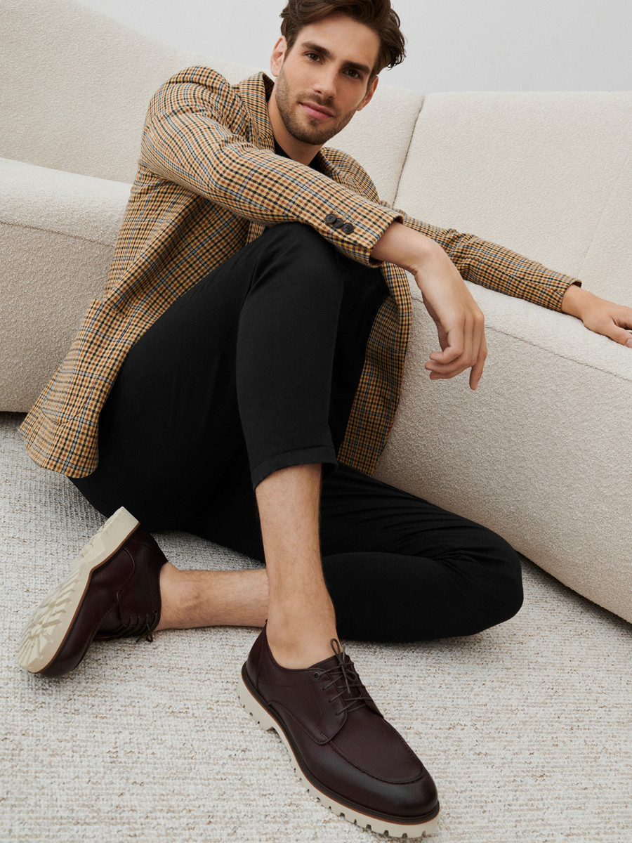 Bordowe póbuty na lekkim spodzie