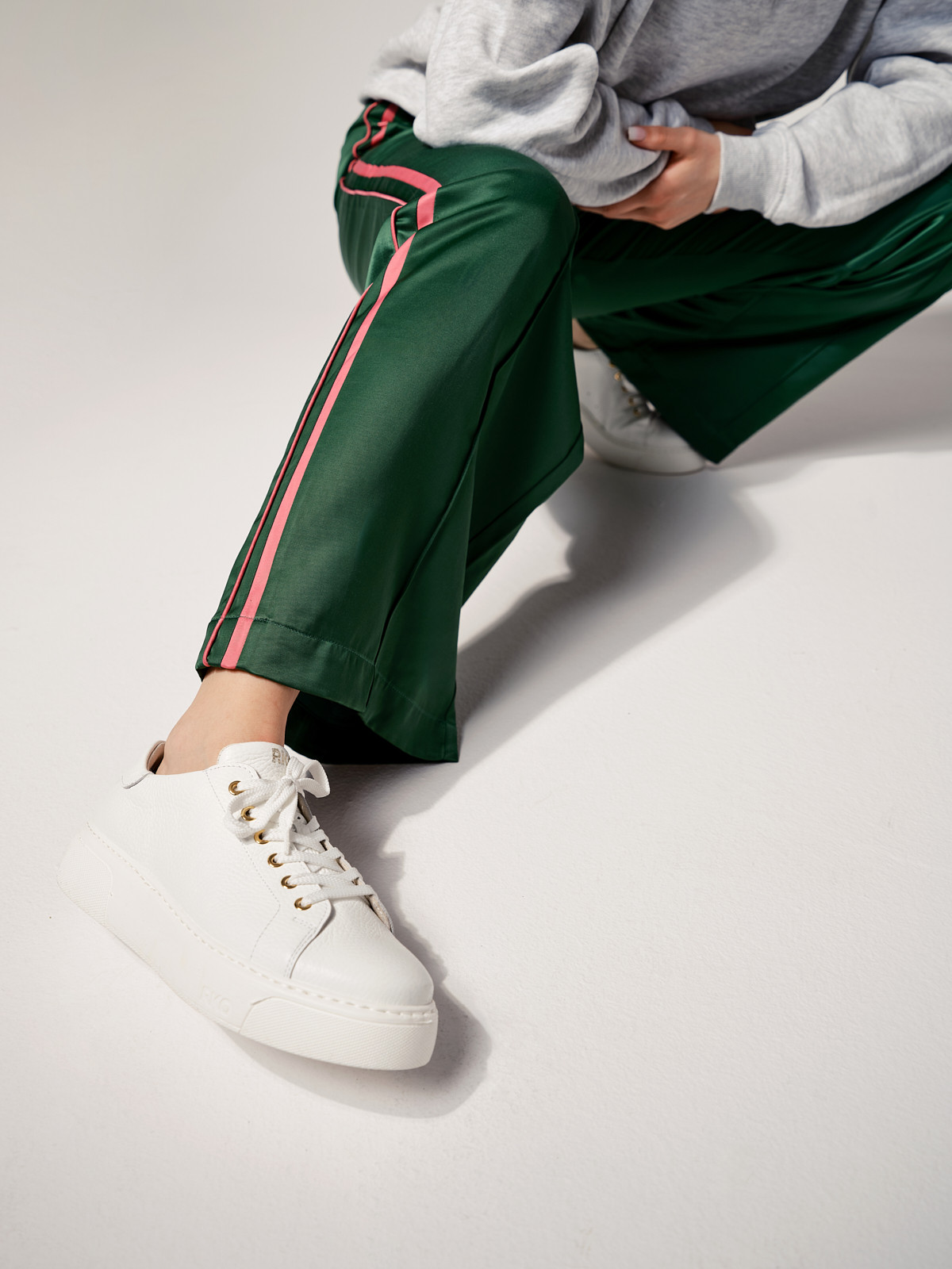 Biae póbuty sportowe ze zotymi detalami