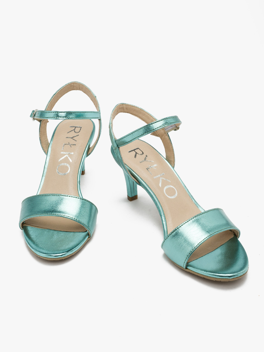 Sanday na szpilce w kolorze morskim