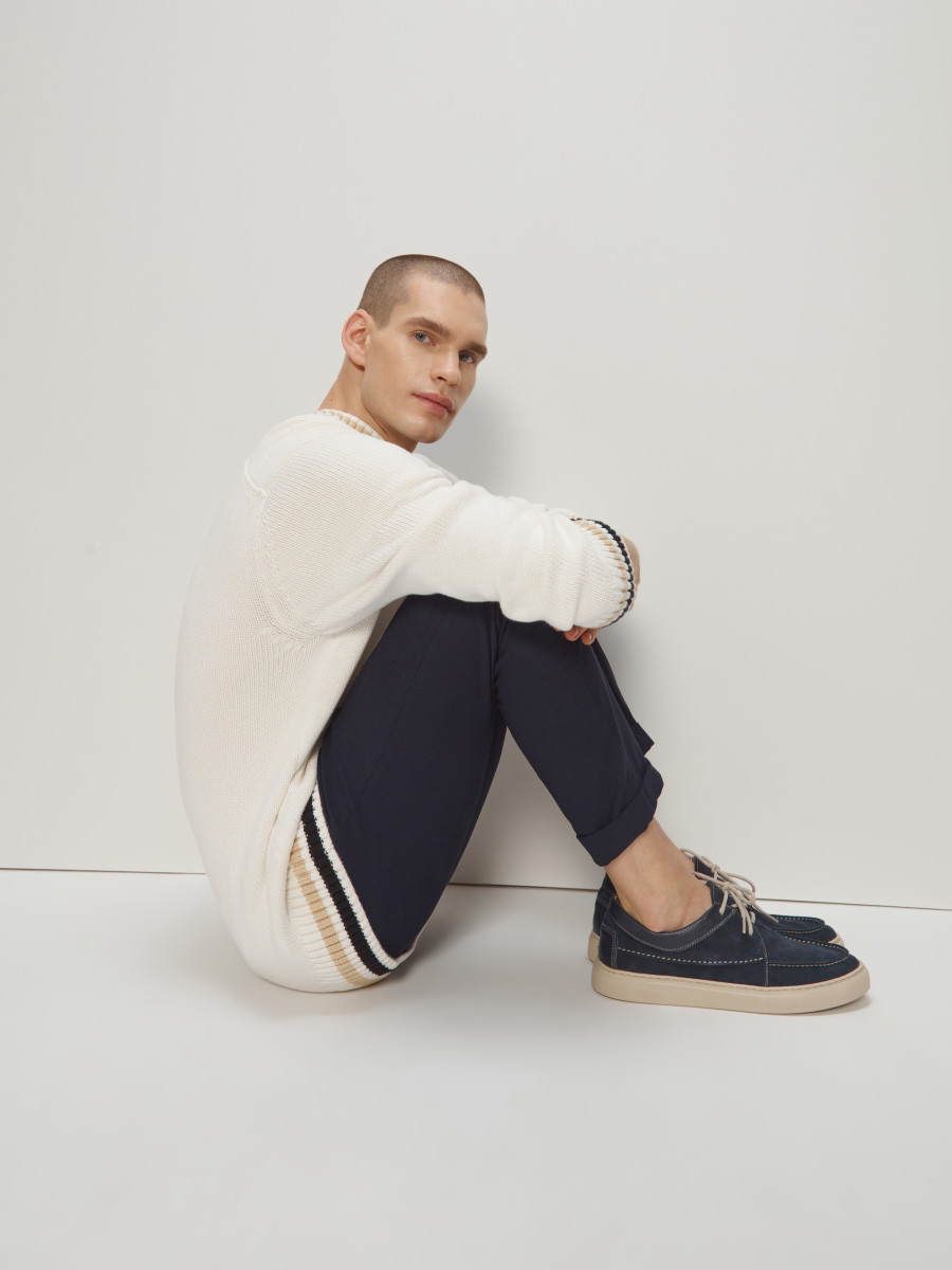 Granatowe póbuty z jasnymi przeszyciami