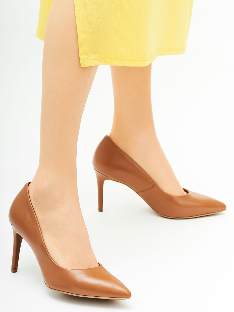 Rude czóenka na oblekanej szpilce