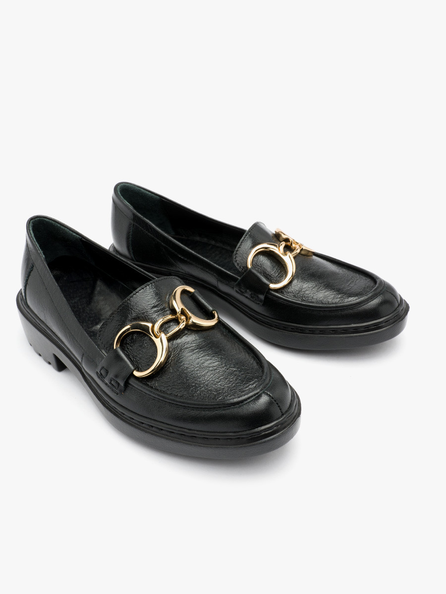 Czarne mokasyny ze zot ozdob