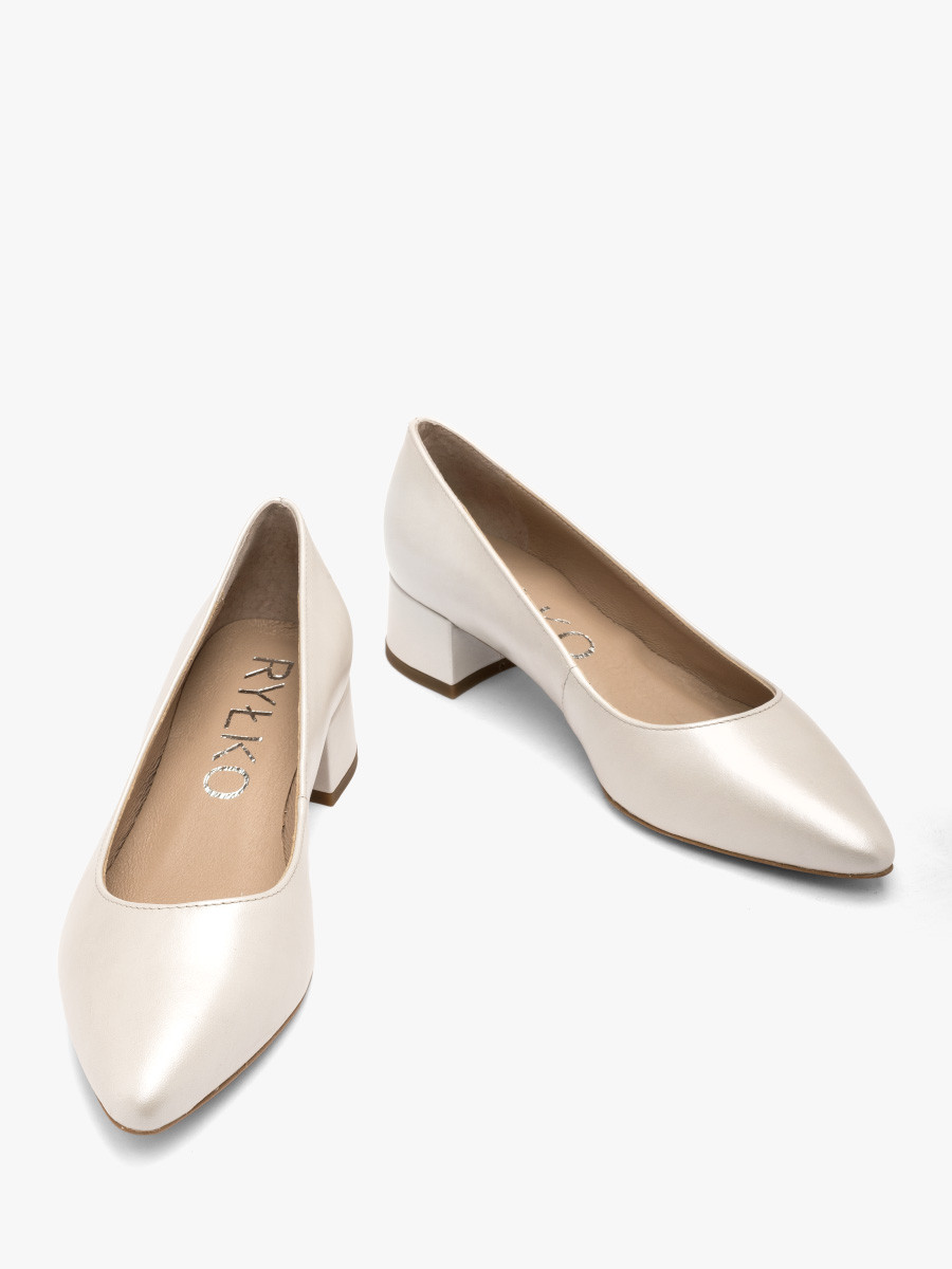 Perowe czóenko na niskim obcasie