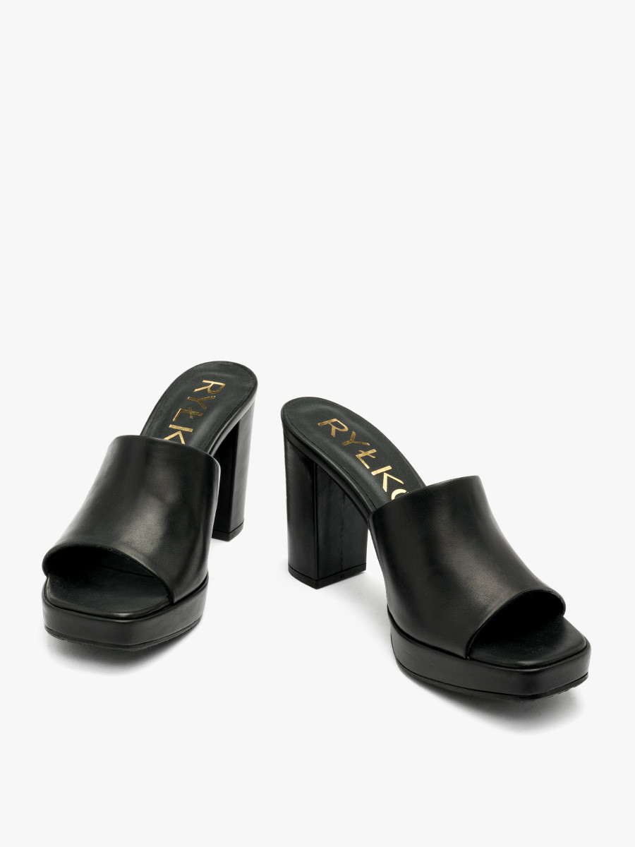 Czarne klapki na wysokim obcasie i balu