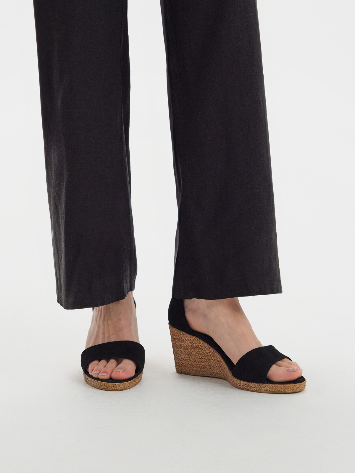 Czarne sanday na platformie