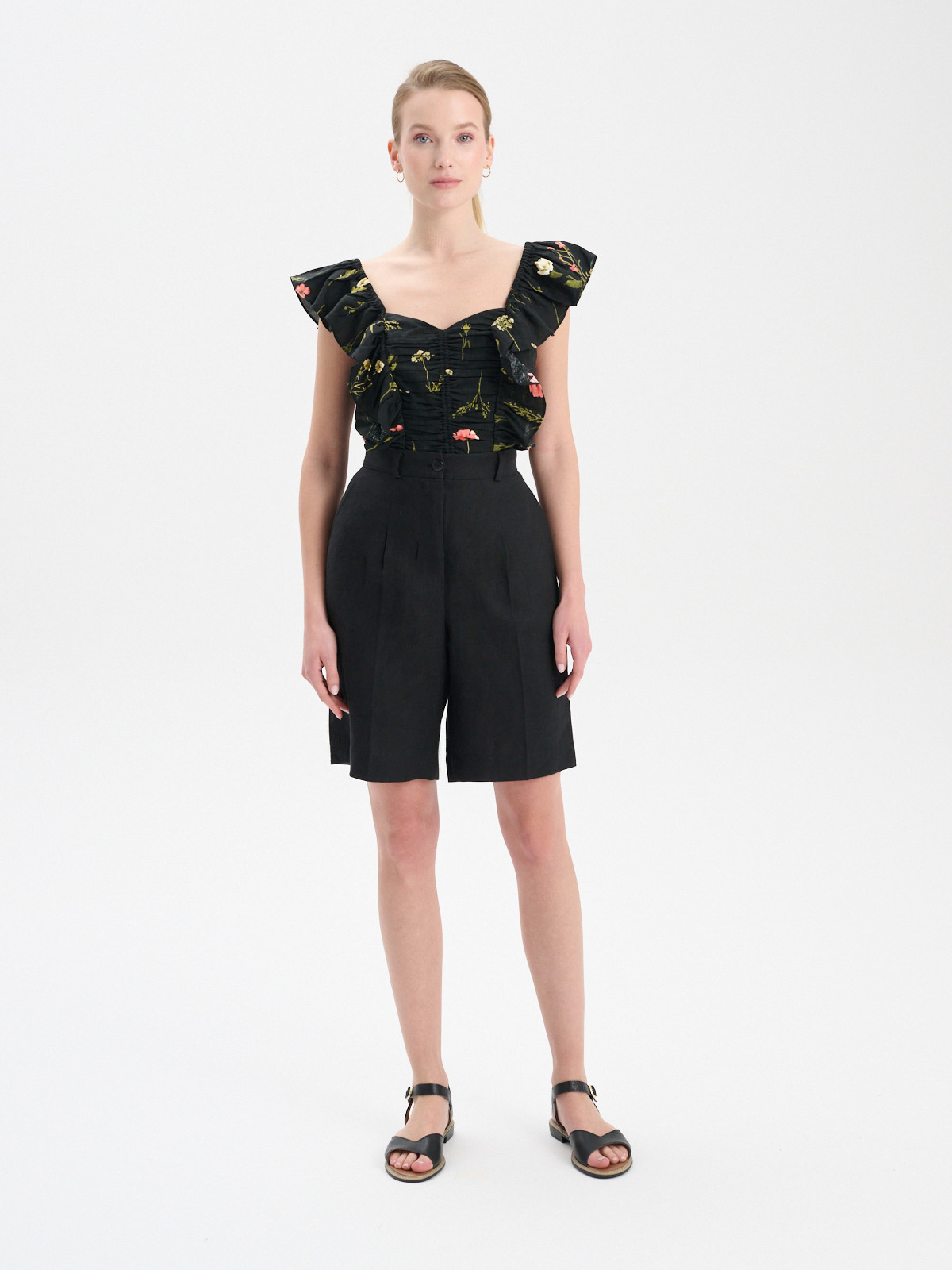 Czarny sanda z ozdobn cholewk