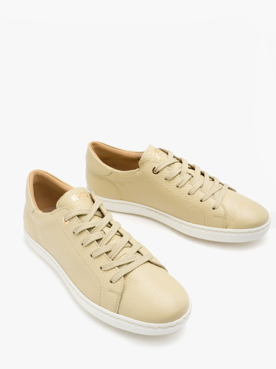 Póbuty sportowe w kolorze waniliowym