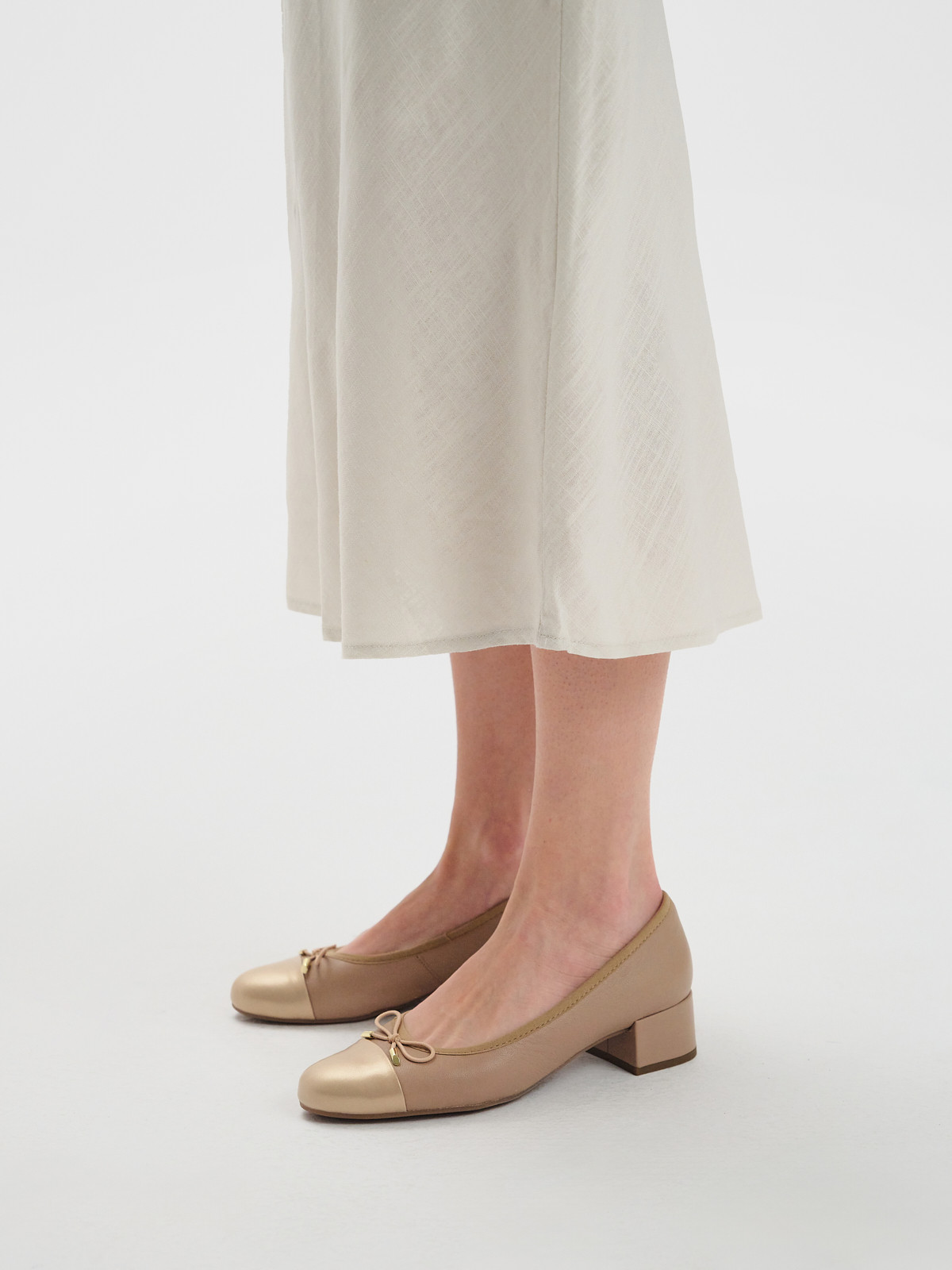 Beowo-zote czóenka z ozdobn kokard