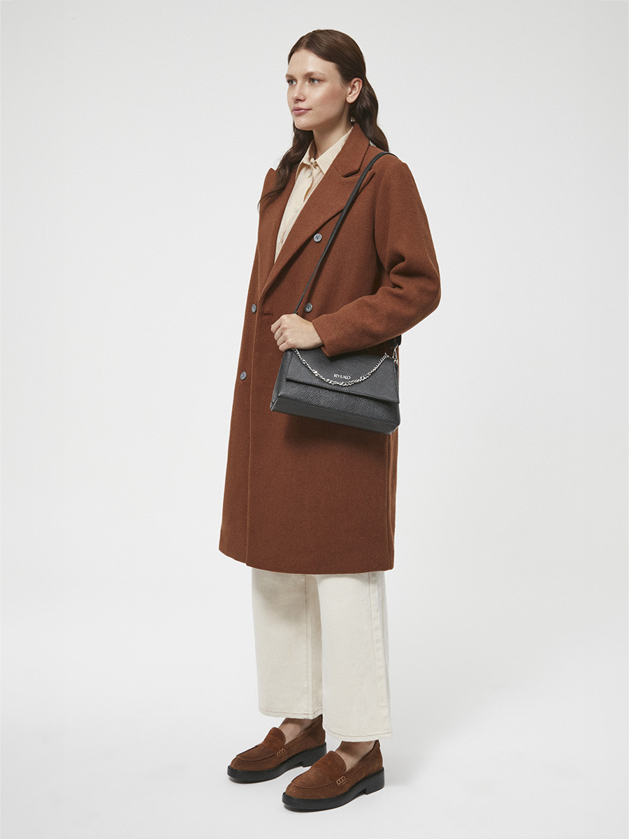 Rude mokasyny z ozdobnym przeszyciem