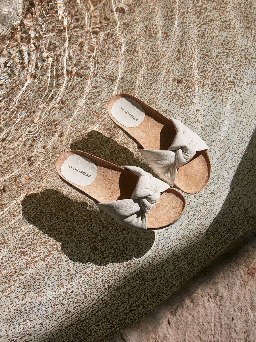 Kremowe klapki z ozdobn cholewk