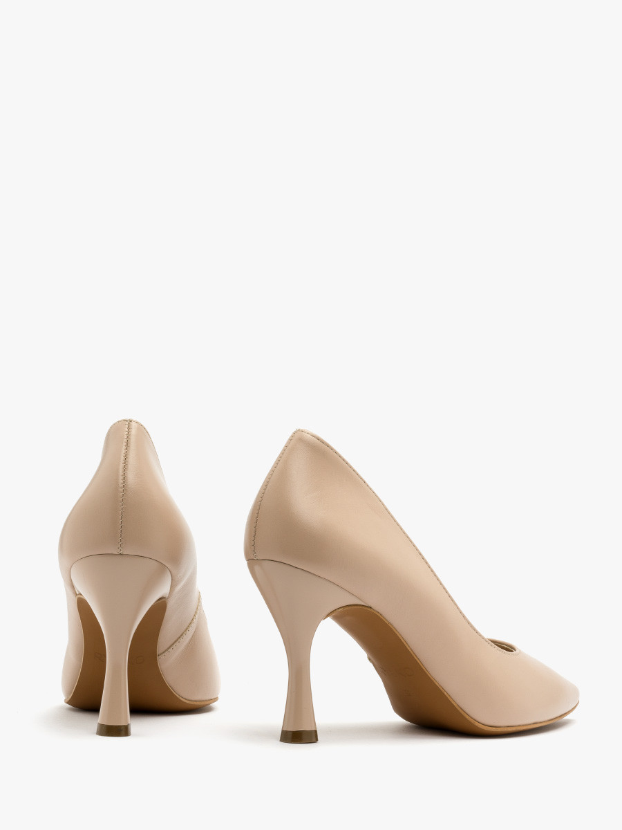 Beowe czóenko na lakierowanej szpilce