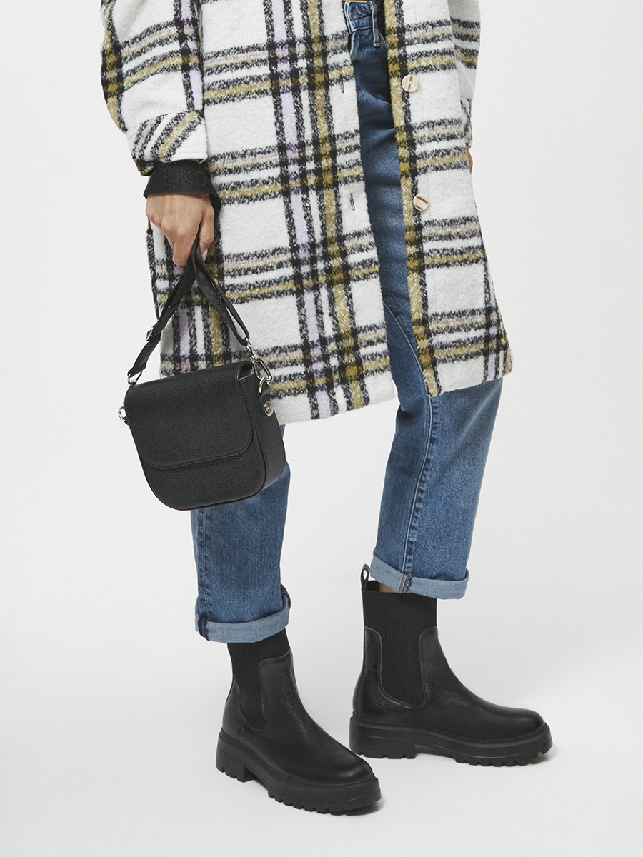 Maa czarna torebka na tamie