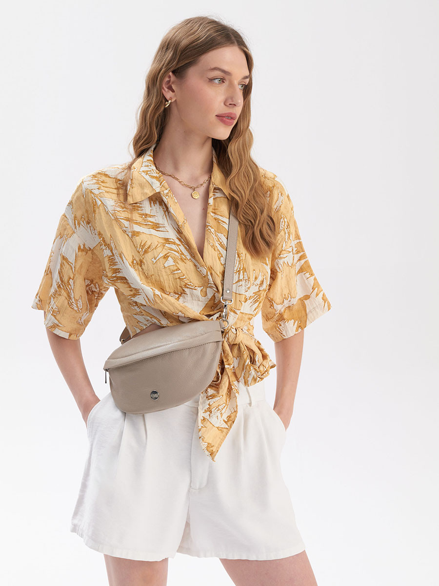 Beowa torebka typu nerka ze srebrnymi dodatkami