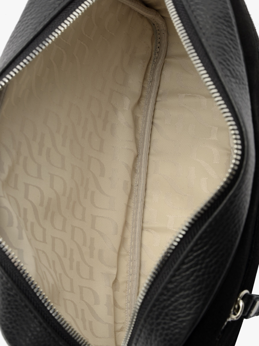 Czarna torebka z regulowanym paskiem