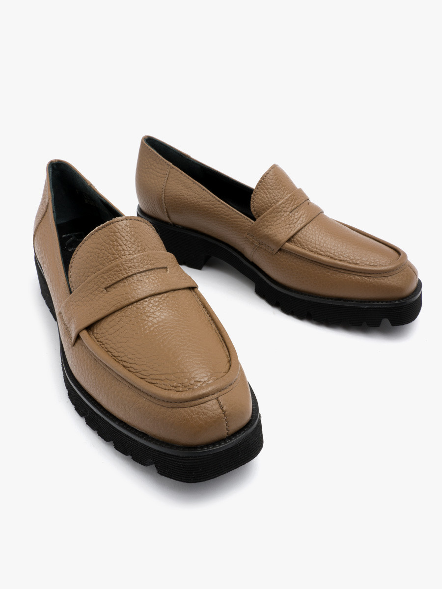 Kawowy mokasyn na traktorowej podeszwie